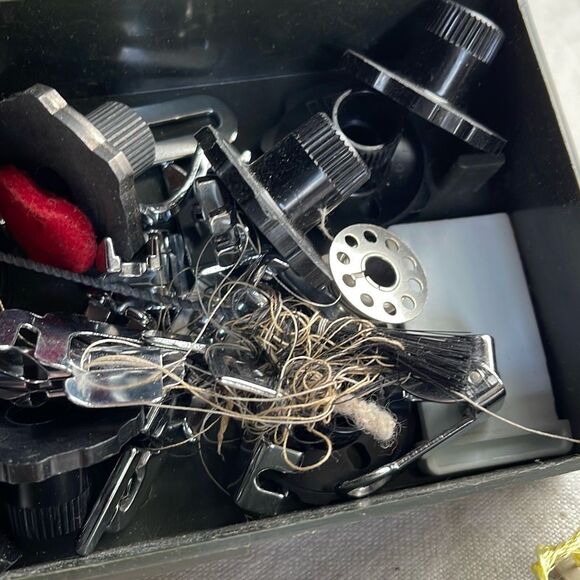 Vintage Wards Signature Sewing Machine extra parts, instruction book and quick s - Picture 8 of 13